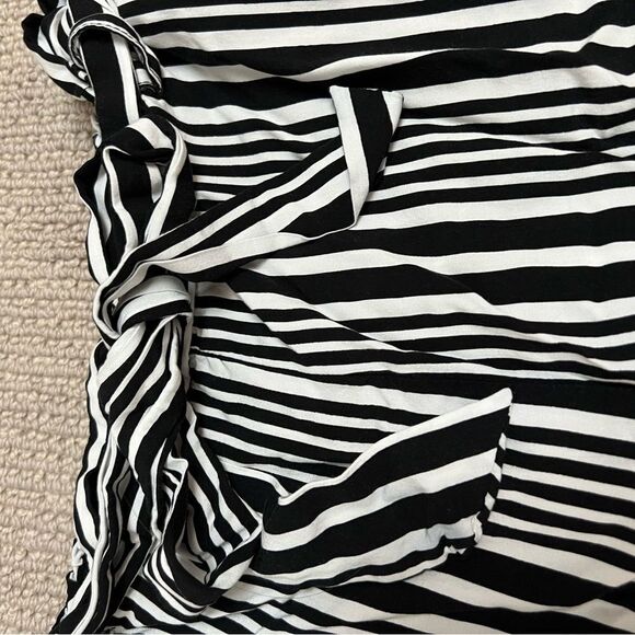 🍭6/$30 xhiliration black and white striped elastic waist belted shorts- Small - Picture 3 of 6